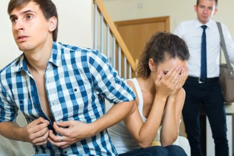 Speriat că a intrat un hoț în casă, un bărbat a sunat la 112 și a chemat Poliția. Era numai amantul. S-a lăsat cu dosar penal 