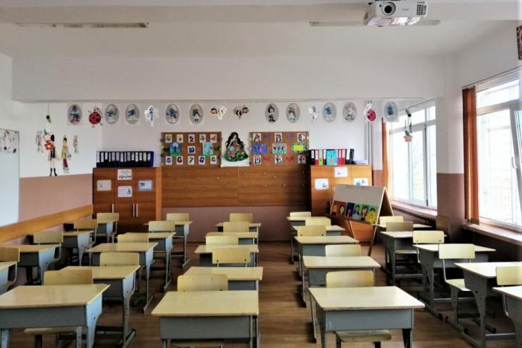 Elevii unei clase primare din Bihor refuză să mai meargă la școală după ce învățătoarea lor a murit de COVID-19: Sunt traumatizați, plâng