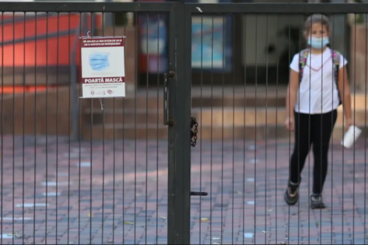 Un an de când școlile au fost închise. Sau cum ne batem joc de copiii noștri pe care i-am dus la școala doar 13 zile in acest an.   