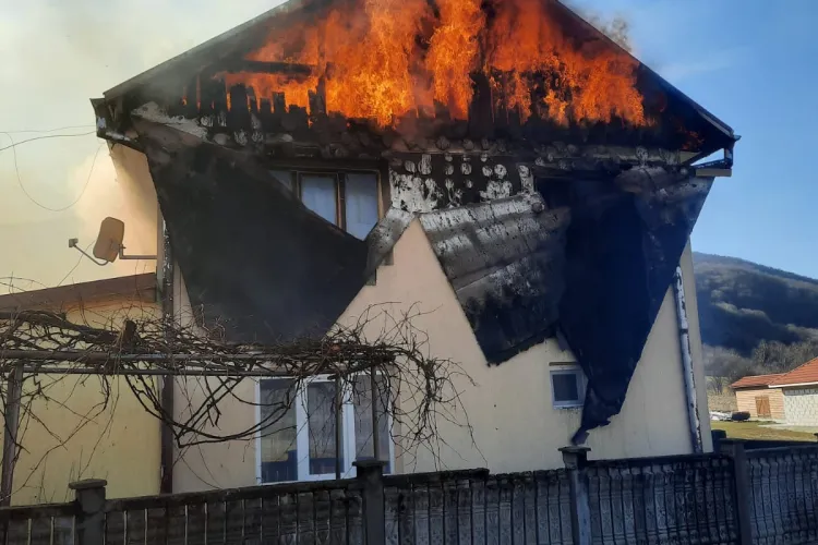 Un incendiu a cuprins o casă în comuna Vad
