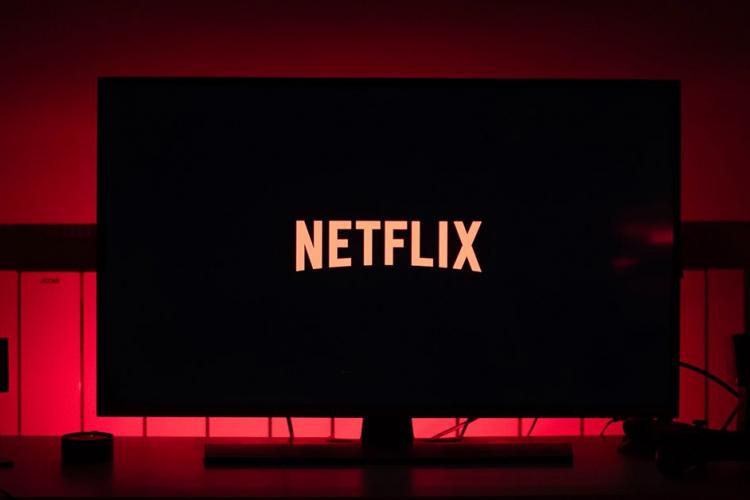 Netflix va restricționa folosirea unui cont de către mai multe persoane