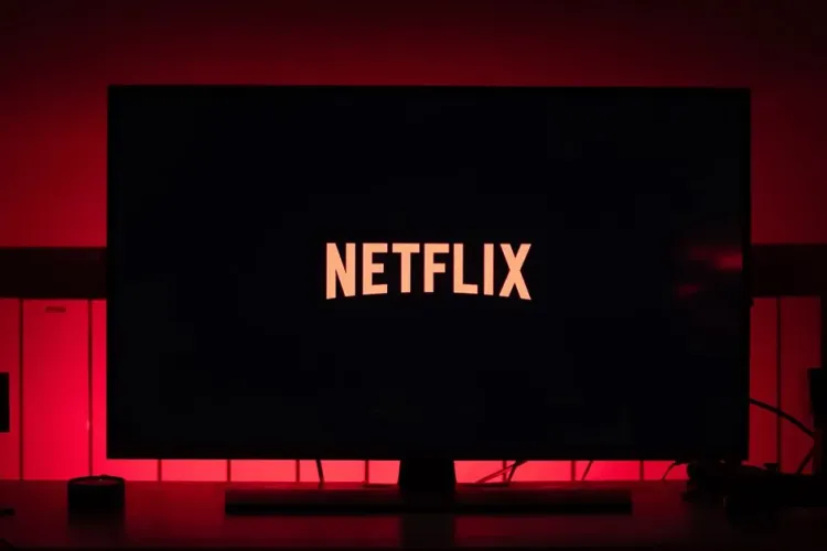 Netflix va restricționa folosirea unui cont de către mai multe persoane