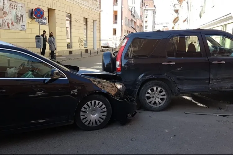 Accident pe strada Baba Novac! S-au lovit pe o stradă unde nu poți întoarce căruciorul - FOTO