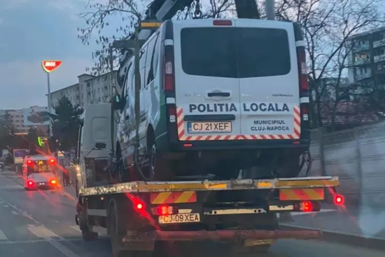 Mașina Poliției Locale Cluj-Napoca ridicată și dusă pe platformă. Șoferii s-au bucurat degeaba - FOTO