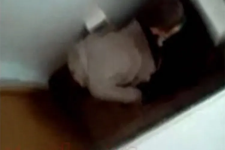 Doi elevi au făcut amor în baia școlii. Băiatul s-a lăudat și cazul a apărut pe Facebook