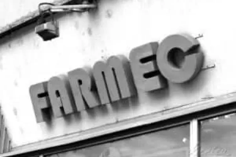 Imagini rare din fabrica Farmec. Iluminatul se făcea din exterior, pentru că era criză energetică - FOTO