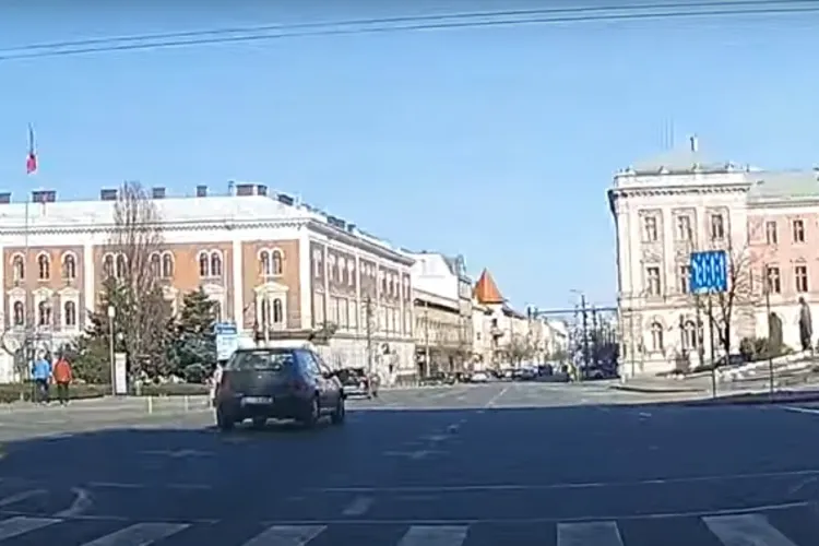 Sinucigaș pe Eroilor! Nici nu era roșu când a trecut cu 100 km/h - VIDEO