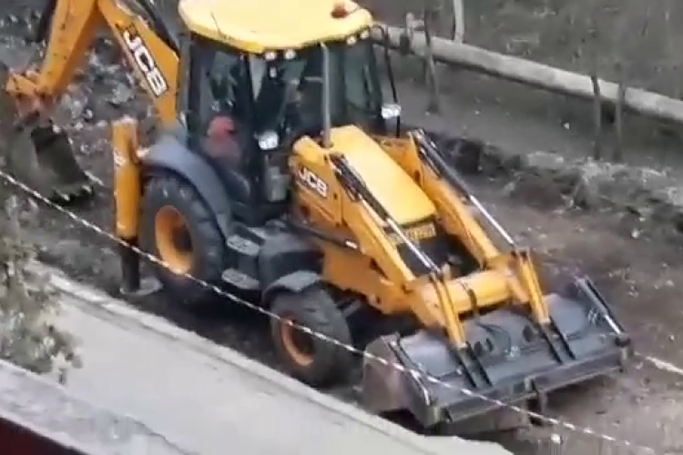 RADP Cluj lasă excavatorul să meargă în gol, suspendat pe stabilizatori. De ce? - VIDEO