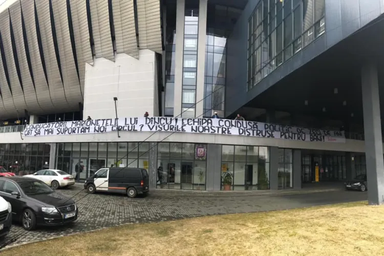 Suporterii U Cluj, banner incendiar pe Cluj Arena: Conducătorii, marionetele lui Dîncu! (Vasile Dîncu) - FOTO