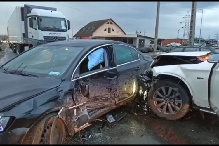 Accident cu 6 răniți la Turda. Un șofer din Chinteni a lovit o șoferiță din Cluj-Napoca - VIDEO