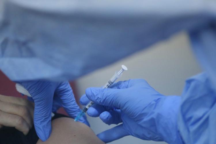 Limita de vârstă împiedica vaccinarea. 60.000 de români s-au programat acum pentru vaccinarea cu AstraZeneca