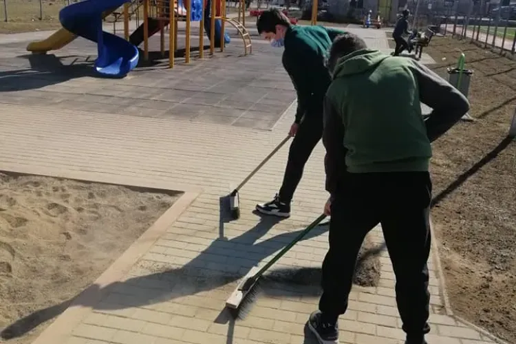 Tineri cu spirit civic au curățat parcul de pe strada Stadionului, Florești - FOTO