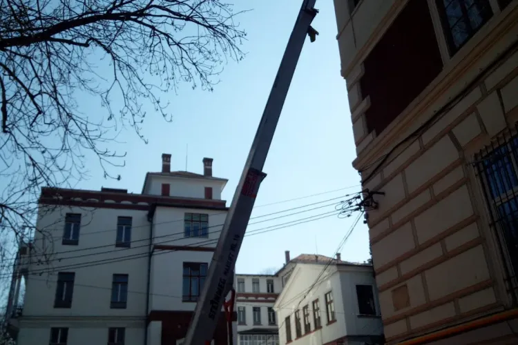 Doi bărbați au căzut de la înălțime, în timp ce participau la renovarea clădirii Facultății de Geografie -VIDEO