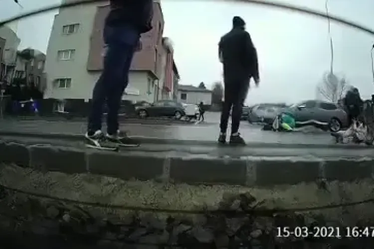 Mesajul uneia dintre fetele lovite pe strada Bună Ziua: Rușine celor care au început să ne filmeze. Mai bine spuneau o rugăciune - FOTO