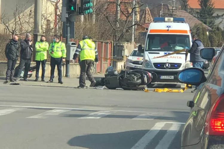 Scuterist lovit de mașină în Grigorescu, de un șofer intrat pe roșu - VIDEO