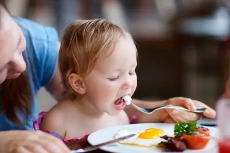 Un copil de patru ani s-a înecat cu o bucată de crenvurșt și a murit