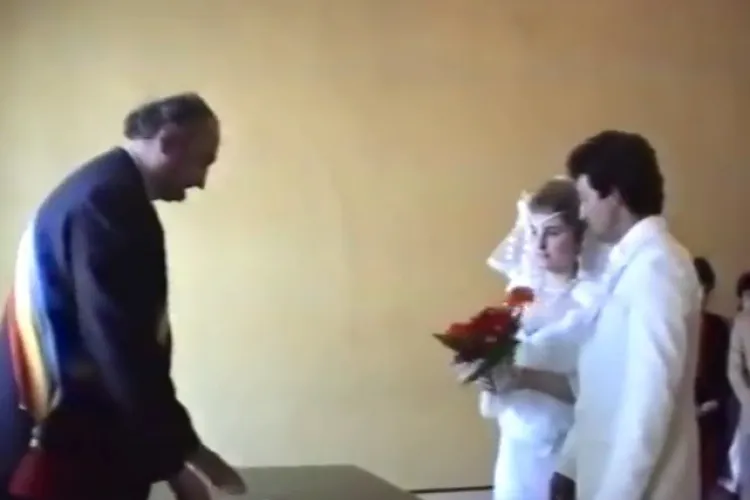 Cum arăta o cununie civilă la Cluj-Napoca, în 1990! Puține erau filmate și se putea trăi fără drone - VIDEO