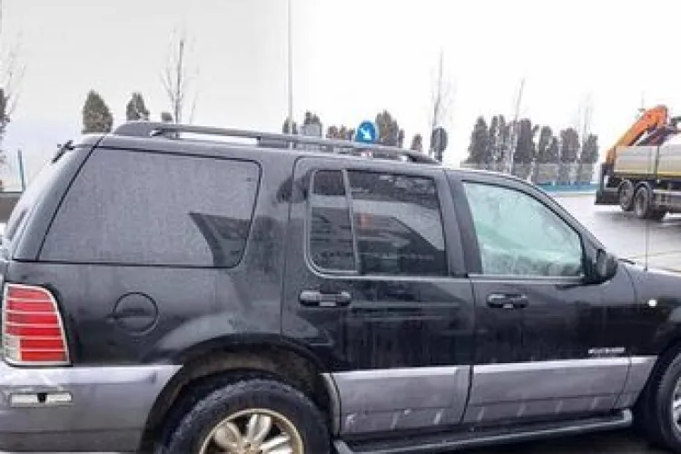 Mașină cu mai mulți câini abandonată pe Calea Florești. Proprietarul animalelor: Câinii au fost dați afară din apartament 