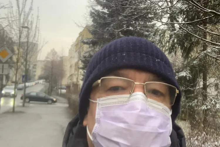 Boc, primarul normalității! Selfie pe stradă, spre lucru. Nimeni nu l-a recunoscut - FOTO