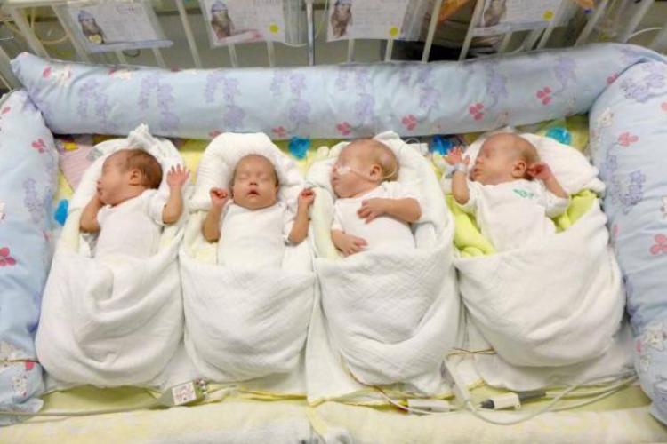 O româncă cu COVID-19 a născut patru copii sănătoși   