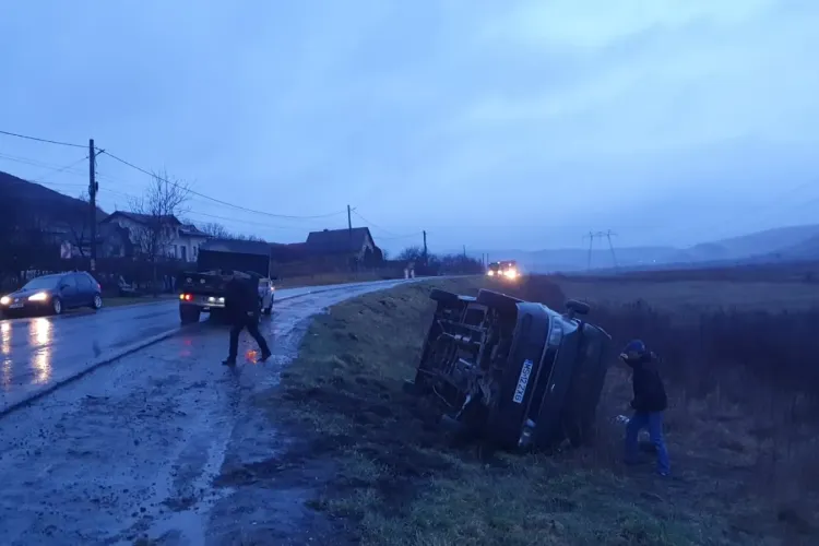 Dubă răsturnată între Caianu și Mociu. Adaptați viteza la condițiile de trafic - FOTO