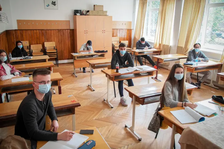 Elevii de peste 16 ani ar putea fi vaccinați cu prioritate în etapa a III-a