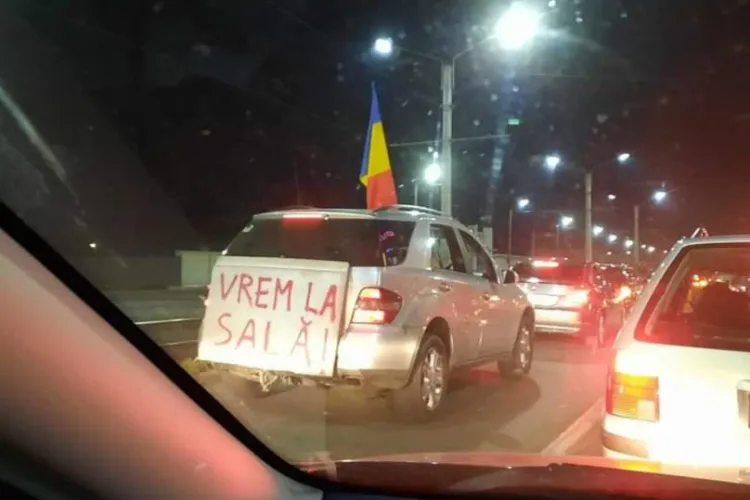 Și-a legat de mașină un afiș: ”Vrem la sală!” / Replica: ”Sala ATI?” - FOTO