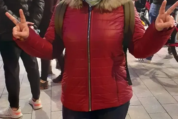 Radicalista Adela Mîrza, Co-Președinte la Alternativa Dreaptă, a participat la protestele anti-restricții de la Cluj - VIDEO