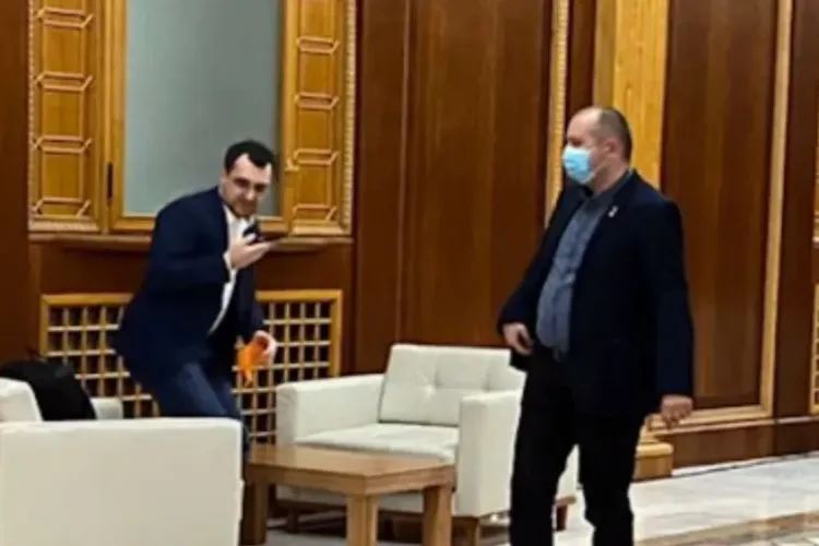 Ministrul Sănătății, Vlad Voiculescu, fără mască pe holurile Parlamentului - FOTO
