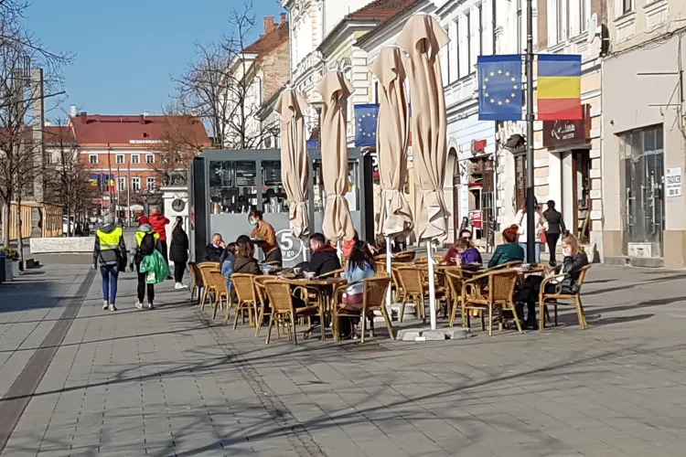 Oamenii vor sa „clujească” liniștiți. S-au umplut terasele și lumea pare sătulă de restricții - FOTO