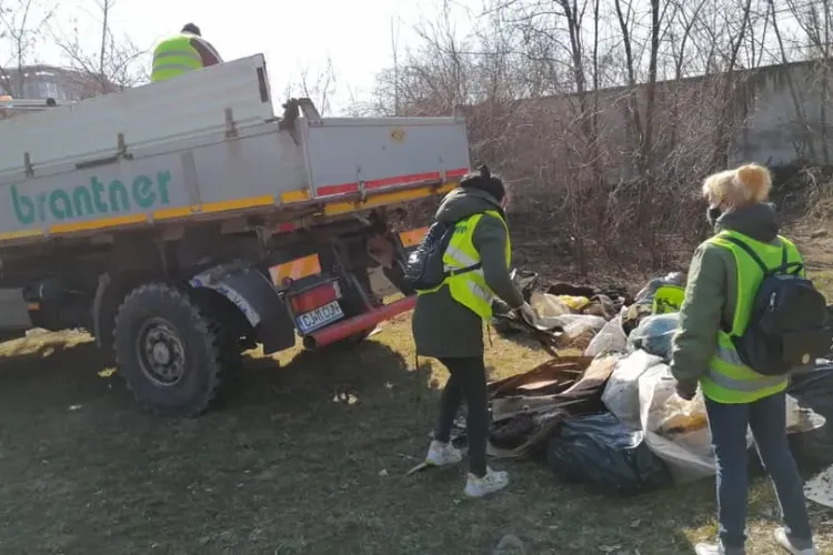 Se face curățenie în Parcul Feroviarilor! Urmează ca zona să fie refăcută - FOTO   