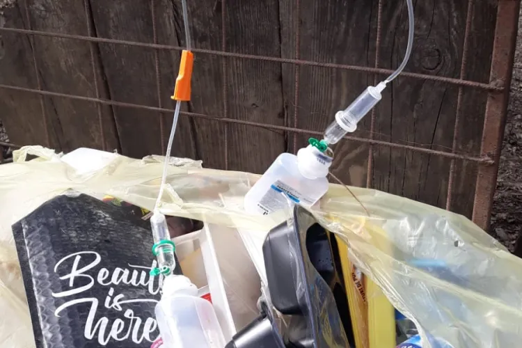 Perfuzii aruncate pe stradă în Cluj-Napoca, pe strada Ferigii - FOTO