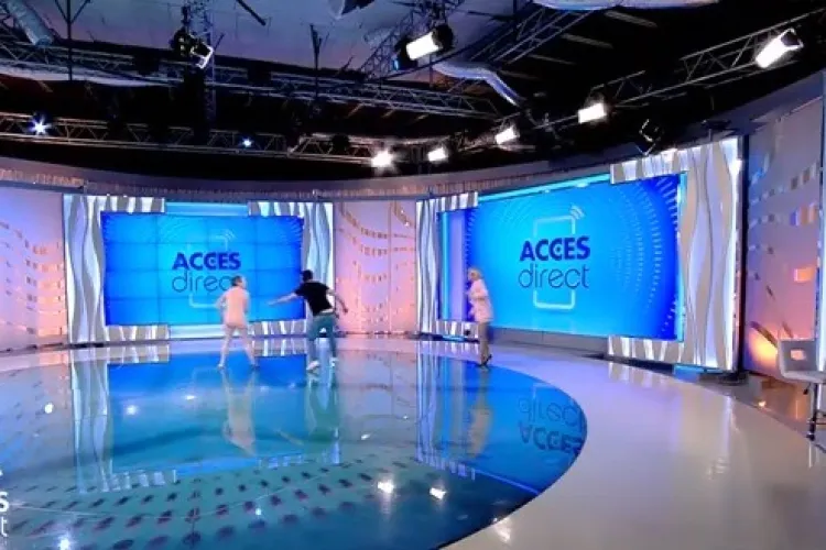 Prezentatoarea emisiunii ”Acces Direct”, atacată în platou de o femeie DEZBRĂCATĂ cu o cărămidă