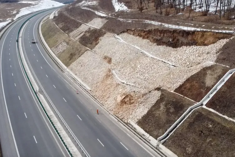 S-a surpat Autostrada Transilvania. Se impun restricții de 60 km/h - VIDEO