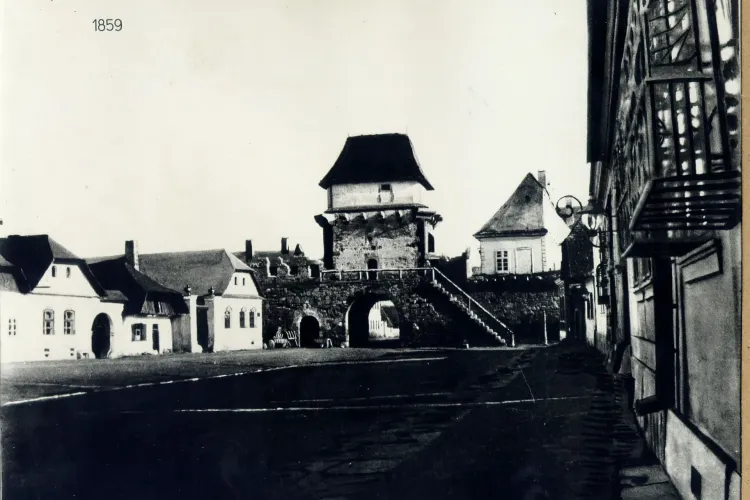 Poarta Maghiarilor din Cluj, fortificație care se afla în fața actualei Prefecturi din Cluj-Napoca - FOTO