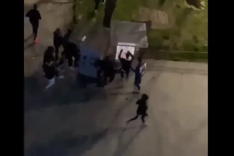 Spargeri și furturi la protestele anti-restricții. Au spart și furat automatele cu produse - VIDEO