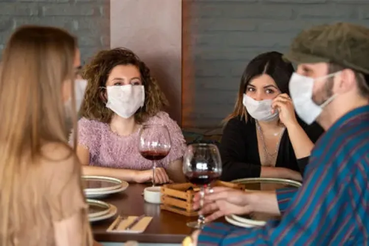 Întrebare pentru ”profu' de sănătate publică”: Dacă sunt vaccinat, pot sta fără mască cu alți oameni vaccinați - VIDEO