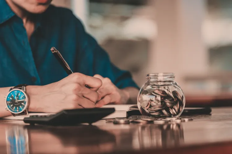 Salarii 2021. Avertisment pentru români: „Veniturile medicilor, profesorilor, pompierilor vor scădea”