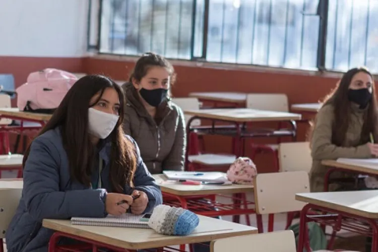 Elevii din clasele terminale NU vor avea vacanța de Paște de o lună