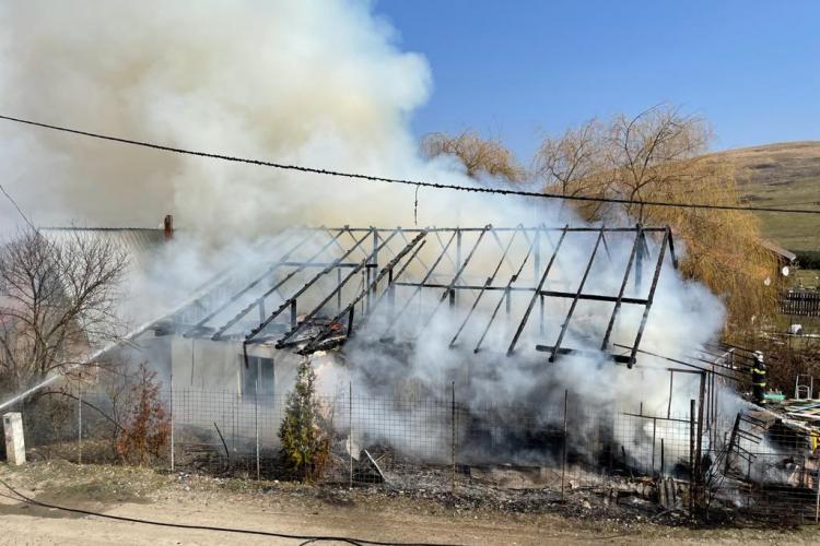 Incendiu în Sânnicoara, la o casă din lemn - FOTO