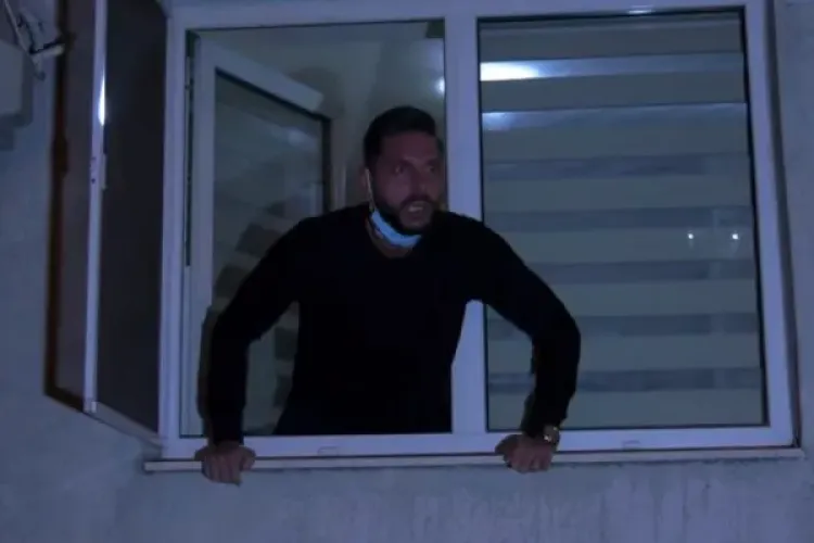 Un tânăr a transmis un mesaj disperat de la geam către protestatari: „A murit tata acum două zile de Covid și voi protestați? Să vă fie rușine” - VIDEO