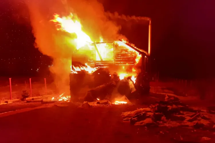 Incendiu la Vâlcele, în care a murit o femeie. Focul a cuprins o cabana - VIDEO