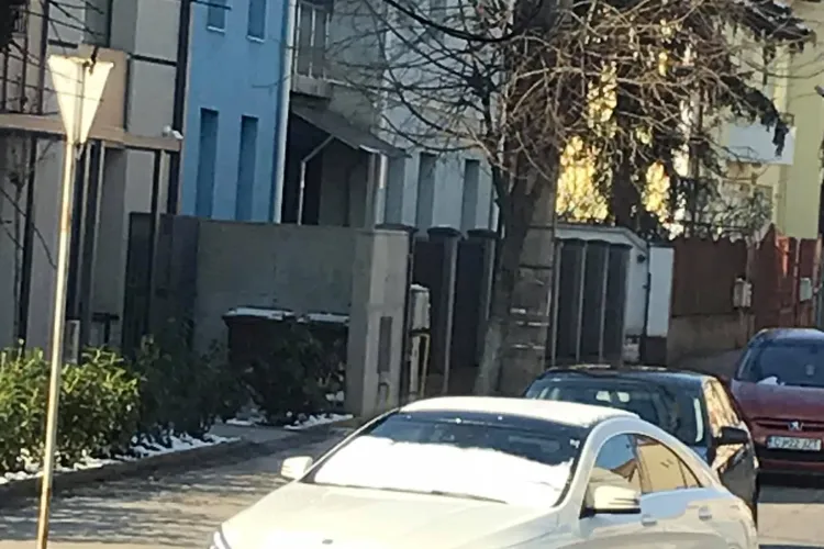 Șofer cu puteri paranormale? A condus prin Cluj-Napoca cu parbrizul acoperit cu zăpadă - FOTO