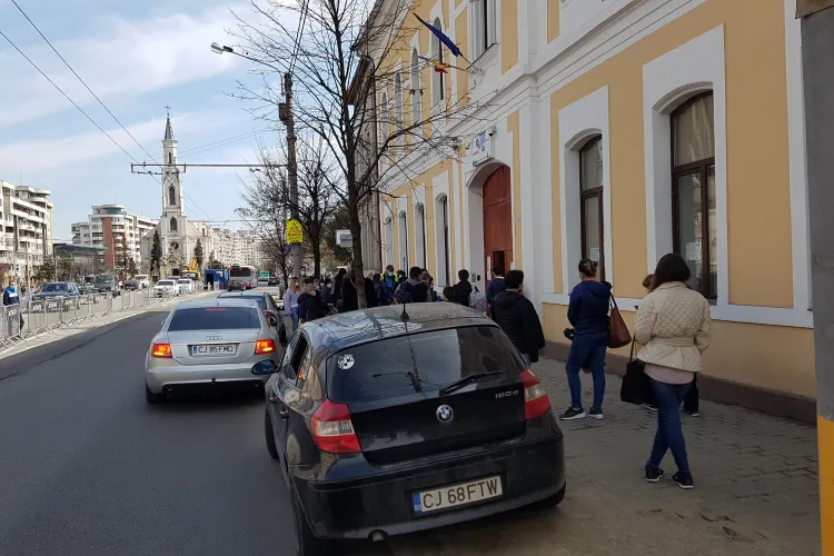 Părinții fac cozi in fata școlilor pentru a lua copiii - FOTO