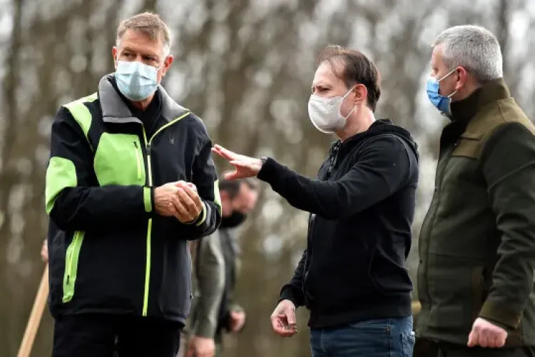 Klaus Iohannis la plantat de copaci cu geacă de sute de dolari. Cât costă cizmele - FOTO