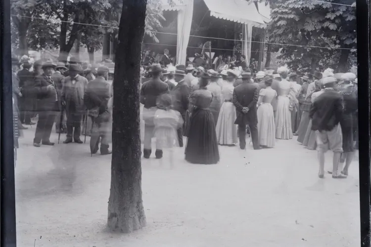 O zi perfectă la foișorul din Parcul Central, înainte de 1900. De atunci s-a schimbat numai stilul vestimentar - FOTO   