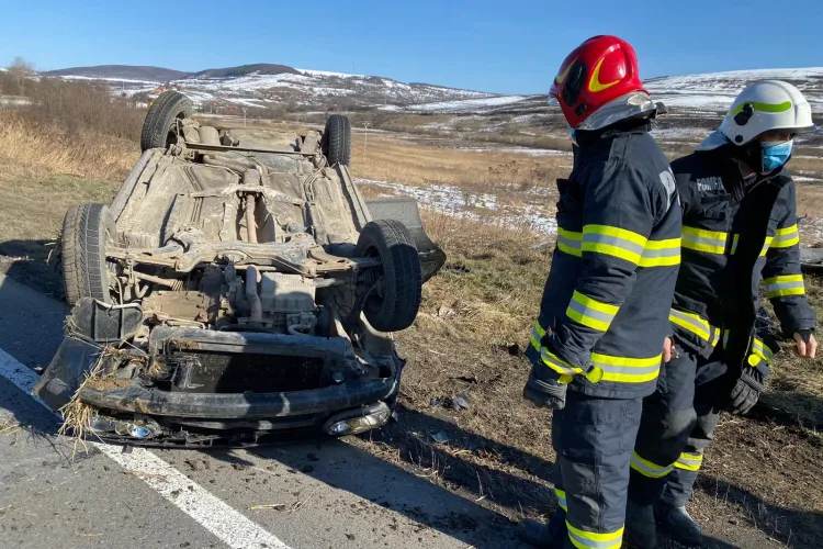 O mașină s-a RĂSTURNAT pe stradă, lângă localitatea Vâlcele - VIDEO