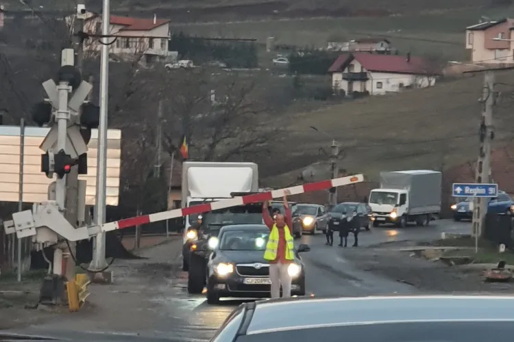 Bariera din Apahida, ruptă din nou după numai 15 zile. Șoferii blocați la trecerea de cale ferată