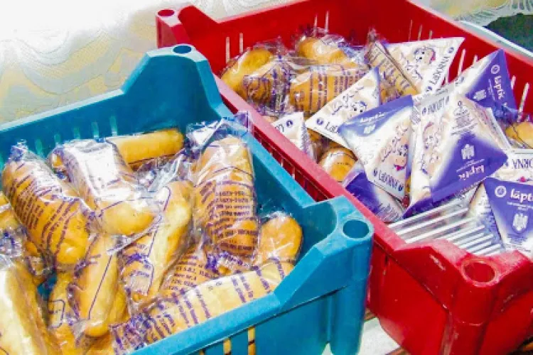 Elevii care învață online, sau părinții lor, din școlile aflate în scenariul 3, chemați la școală ca să ia cornul și laptele pentru zilele în care au stat 