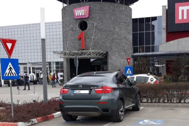Aroganțe dintr-un BMW X6, parcat pe locurile pentru cei cu handicap de la VIVO: Mi-a spus că nu-s îmbrăcat la nivelul lui - FOTO